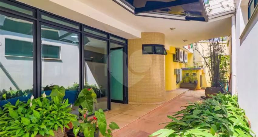 Casa à venda na Praça General Oliveira Álvares, 45, Jardim das Bandeiras, São Paulo