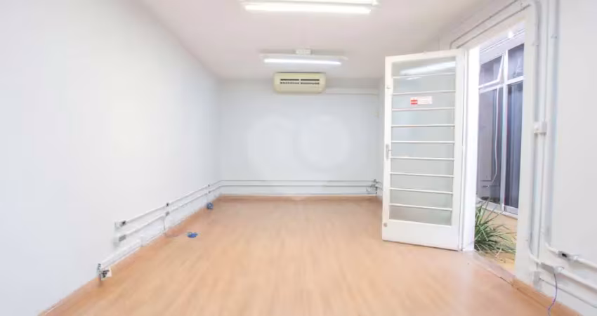 Casa com 3 quartos para alugar na Avenida Senador Casimiro da Rocha, 378, Mirandópolis, São Paulo