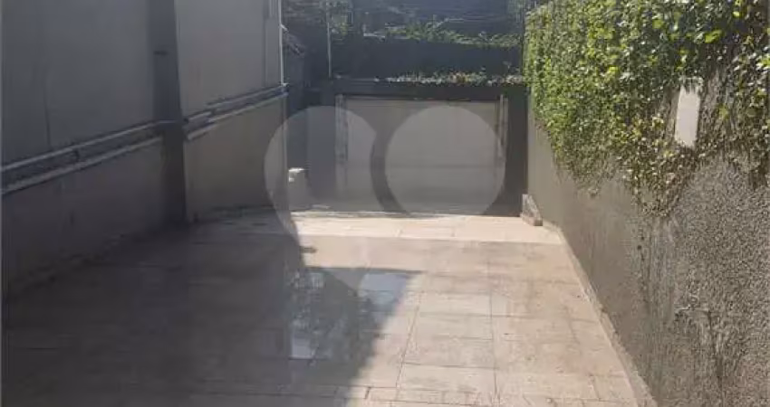 Casa com 3 quartos para alugar na Avenida São Valério, 65, Jardim Guedala, São Paulo