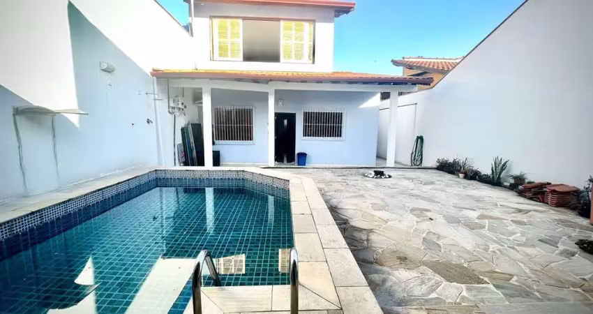 Excelente casa com 03 dormitórios sendo 01 suíte. Piscina, 04 vagas - Bairro IAPI - Osasco/SP