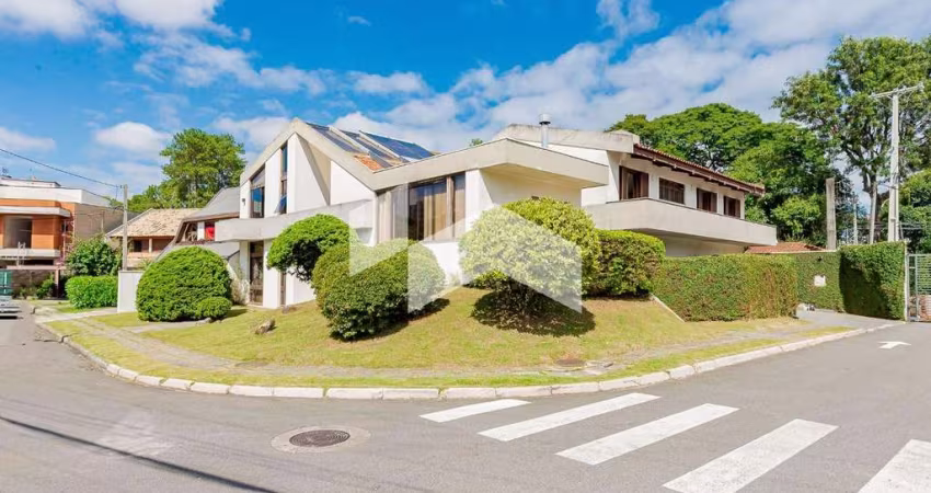 Casa em Condomínio 4 Dormitórios no Cristo Rei - Conforto atemporal em um lar feito para durar