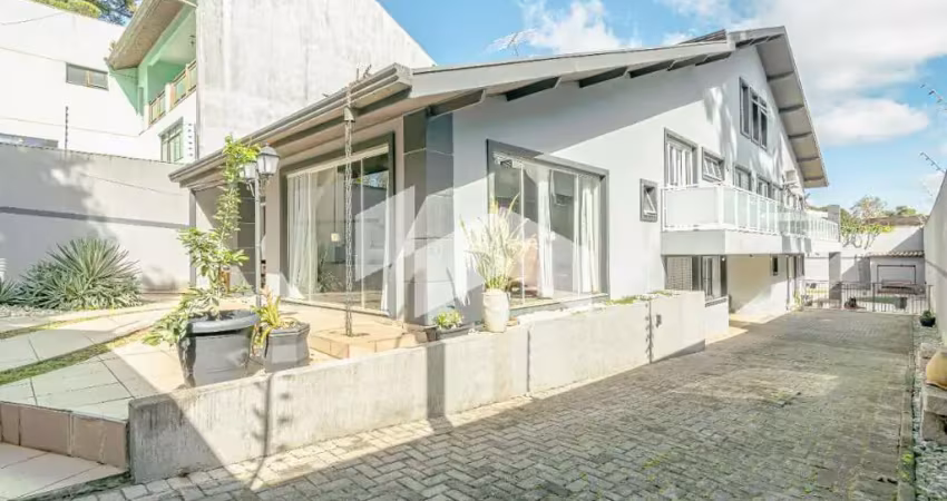 Casa com 368.98 m², 5 quartos sendo 3 suítes para alugar no bairro campo comprido.