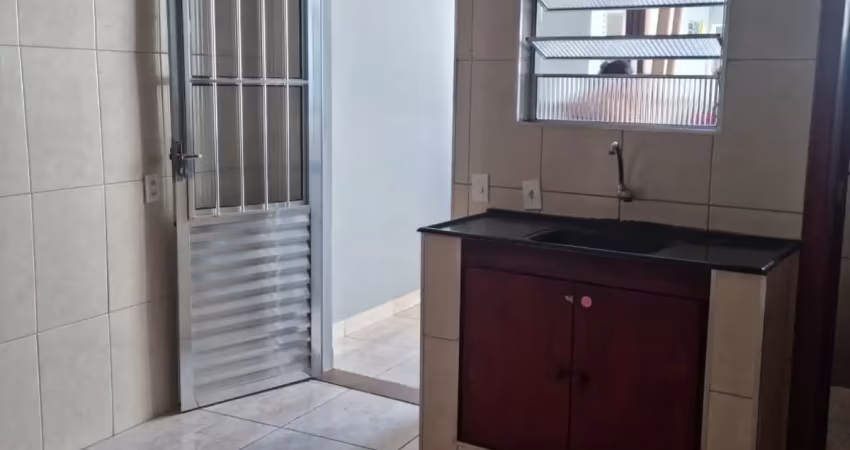 Casa com 1 quarto para alugar na Avenida Ferraz Alvim, Casa Grande, Diadema