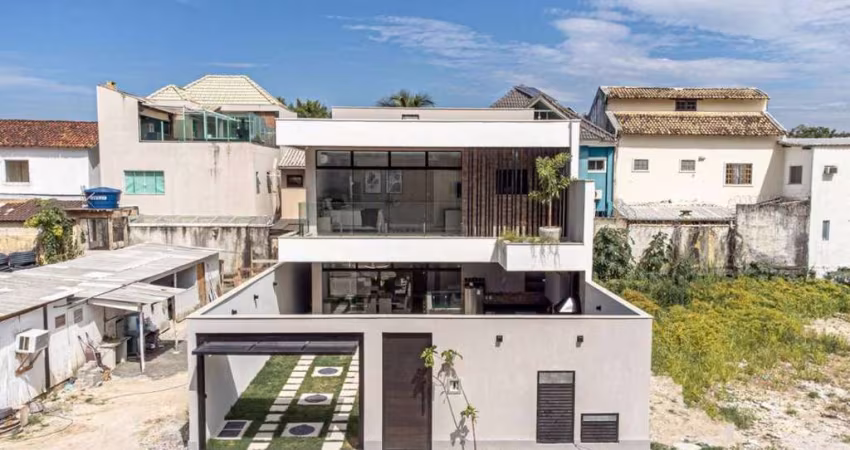 Casa em Vargem Grande, 4 Quartos, 3 Suítes, 202 m², 3 Vagas de Garagem, Condomínio Fechado