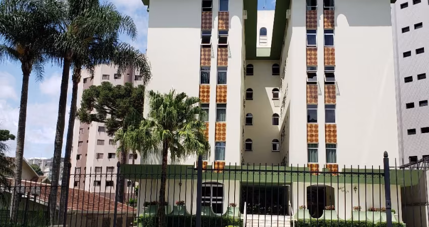 Apartamento reformado à venda no Bigorrilho