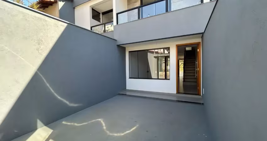 Casa geminada duplex 3 quartos com entrada individual no Bairro Caiçara