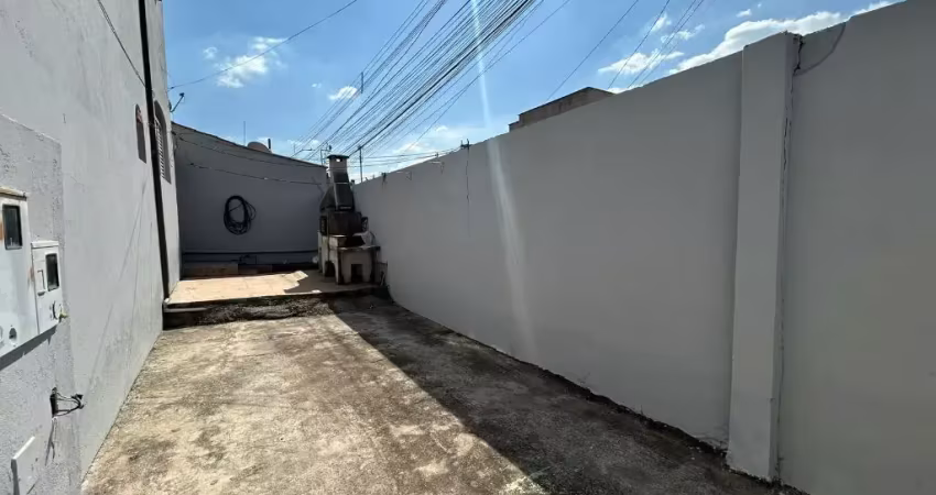 Casa geminada 02 quartos com entrada individual , garagem e area externa