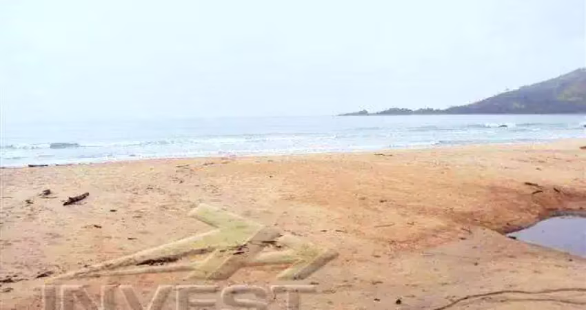 Área com 94.284m2, com 300m de extensão de praia e com área construída de 900m2.