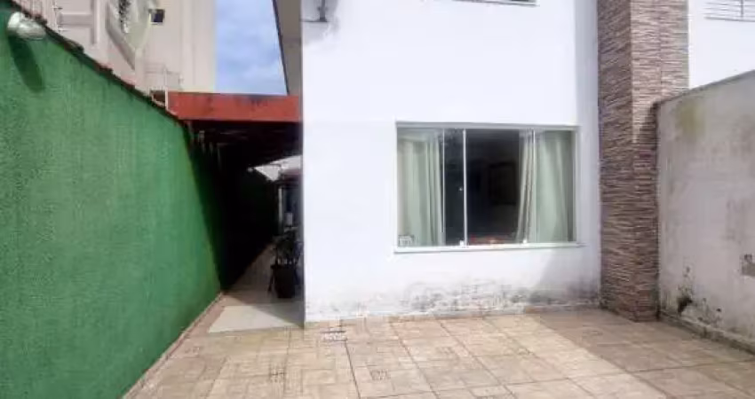 Ubatuba, Estufa II - Sobrado geminado com 03 dormitórios (01 suíte).