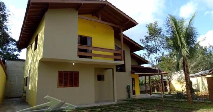 Ubatuba, Jardim Carolina - Linda casa sobrado em excelente localização c/ 03 dormitorios.
