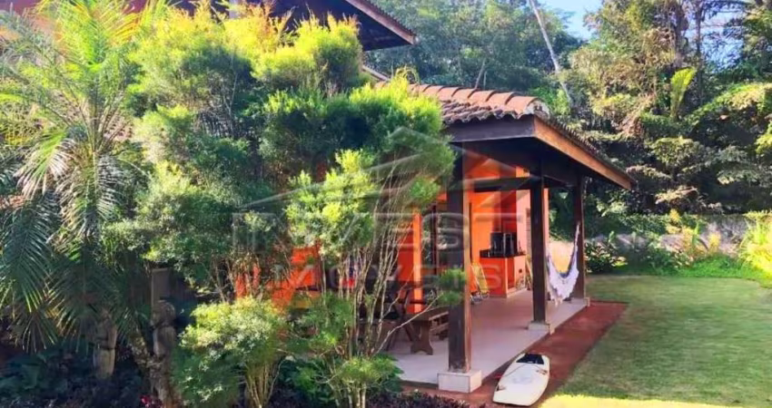 Ubatuba, Praia da Itamambuca - Bela casa a 30m do Mar, 250m2, 03 dormitórios sendo 01 suíte, amplo jardim, com Renda 250 mil ano