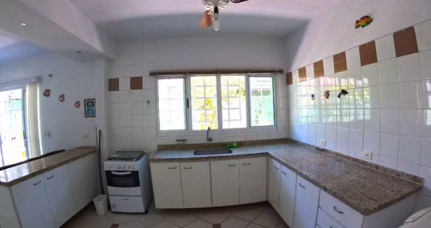 Ubatuba, Itaguá- Casa com 3 suítes a 100 mts. da orla