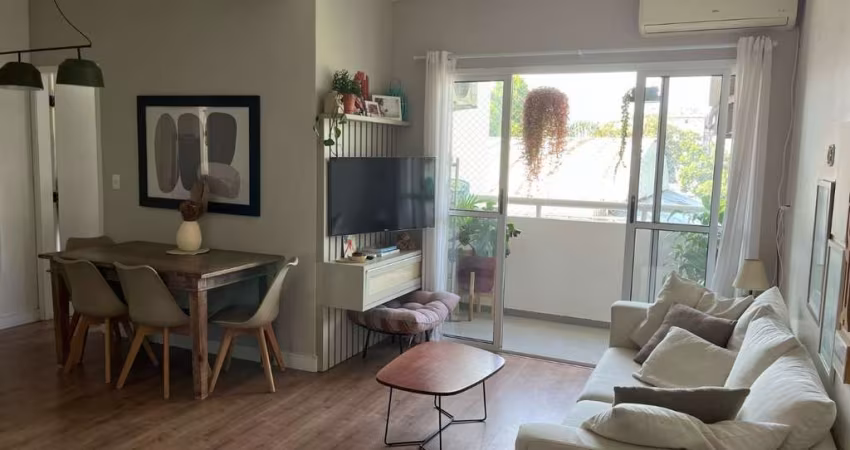 Ubatuba, Centro- Apartamento todo reformado, com 3 dormitórios, sendo 1 suíte, em condomínio completo e aconchegante!