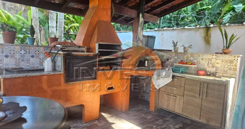 Ubatuba, Centro - Casa estilo Rustico, em condomínio com poucas residências e próximo ao comercio.