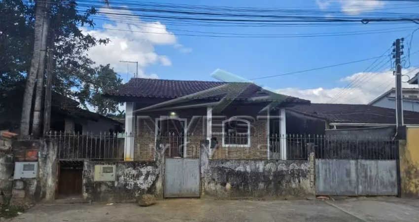 Ubatuba, itaguá - casa 02 dormitórios (01 suíte), em rua tranquila, próximo a comercio.
