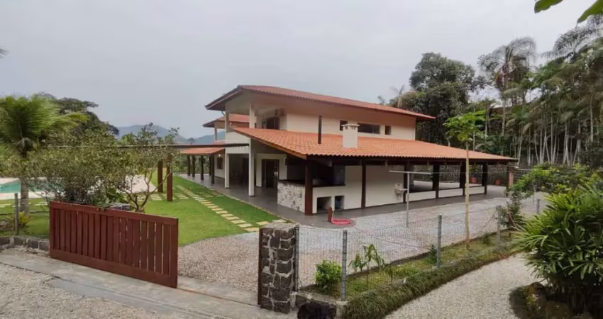 Ubatuba, ressaca - magnifica casa em condomínio, 06 dormitórios (04 suítes), amplo terreno de 5.000,00 mts2.