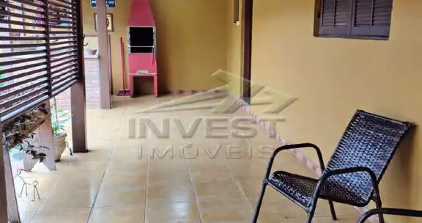 Ubatuba, estufa - i, aconchegante casa com edícula em rua comercial.