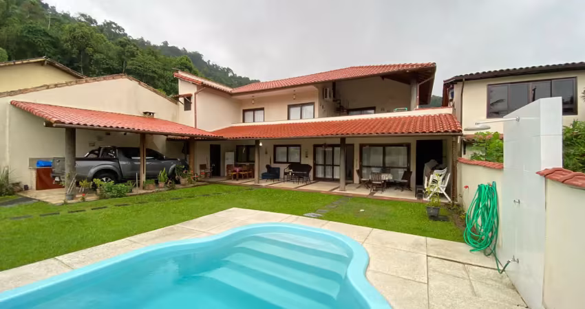 Linda casa com 5 quartos  sendo 3 suites em um ótimo condominio