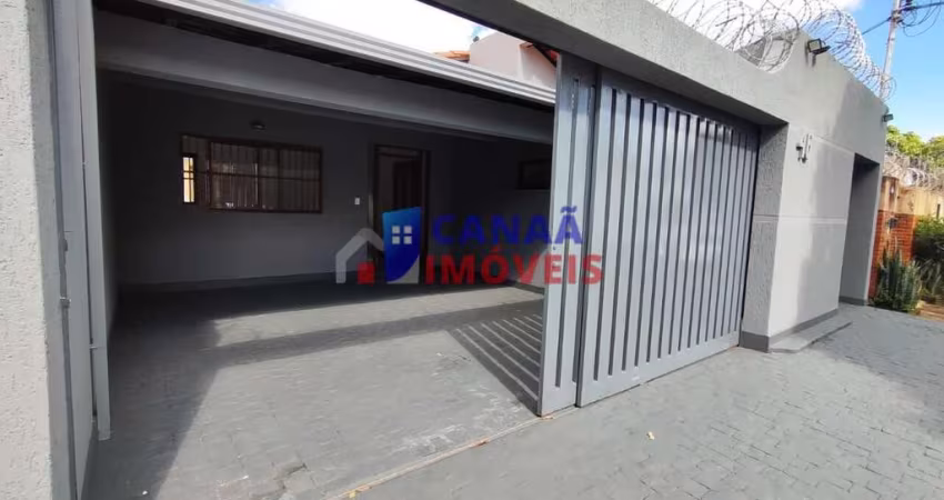 Casa 3 quartos 1 suíte com armarios proximo à UFU Santa Mônica, setor nobre!