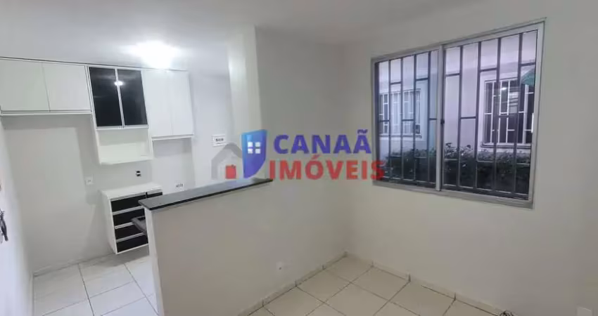 Apartamento térreo 2 quartos c/ armários e garagem coberta