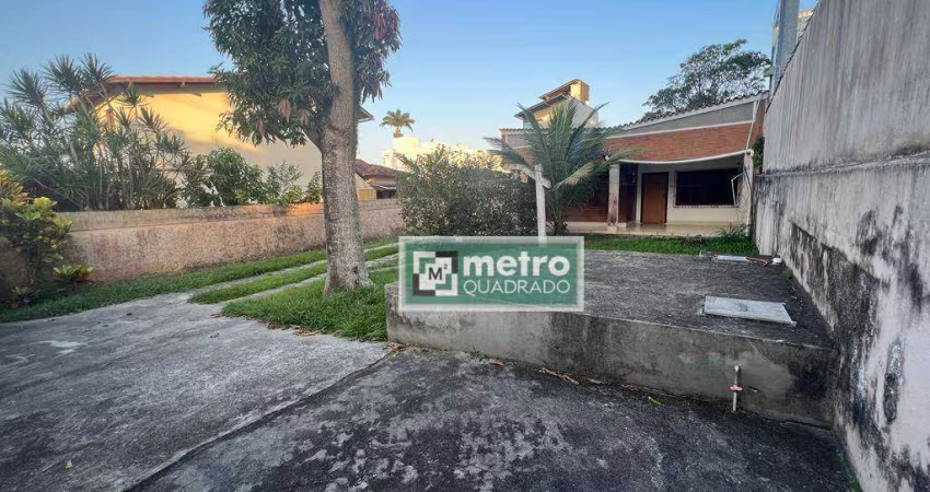 Casa linear de terreno inteiro à venda no bairro Costazul em Rio das Ostras-RJ sendo 3 quartos, sendo 1 suite,1 banheiro social, 1 sala, cozinha, área