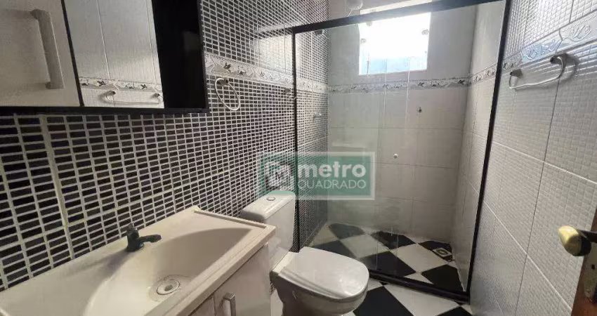Casa duplex independente de 3 quartos amplos, 2 banheiros, sala ,cozinha, quintal, vaga para 4 carros.  rua asfaltada e com abastecimento de água da r