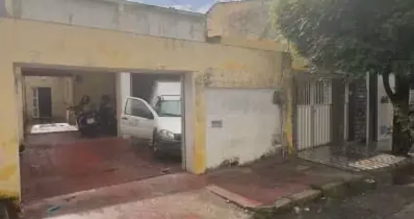 Area ideal para  kitnet ou ponto comercial  demanda na região .