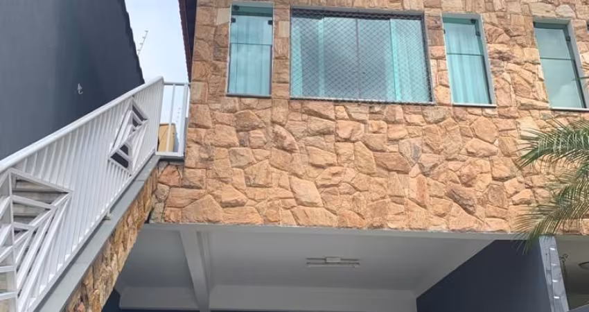 BELÍSSIMO SOBRADO EM UMA ÁREA TOTALMENTE RESIDENCIAL