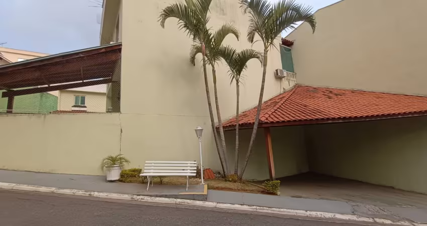 LINDA CASA EM CONDOMÍNIO FECHADO