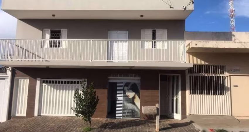 Casa à venda em Uberlândia-MG, 4 quartos, 1 suíte, 1 sala, 3 vagas de garagem e 304m² de área!