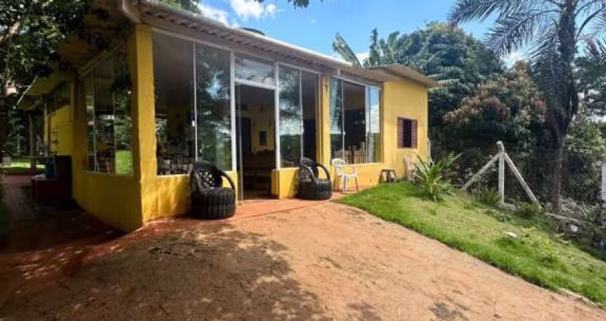 Imperdível! Chácara em condomínio com 2 quartos e suíte na Área Rural de Uberlândia-MG.