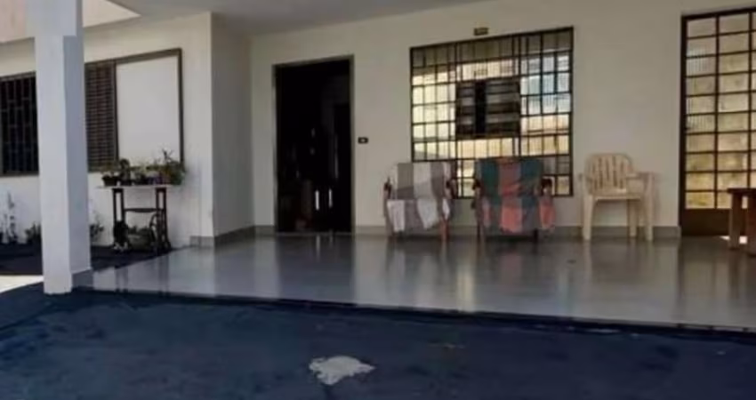 Imperdível Casa à Venda em Uberlândia-MG  4 Quartos, 2 Suítes, 3 Salas, 3 Banheiros, 2 Vagas de Garagem  160m²  Bairro Brasil