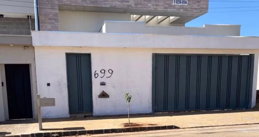 Casa para venda em Uberlândia-MG, Alto Umuarama, 3 quartos, 3 suítes, 2 salas, 4 banheiros, 3 vagas, 172 m². Confira!