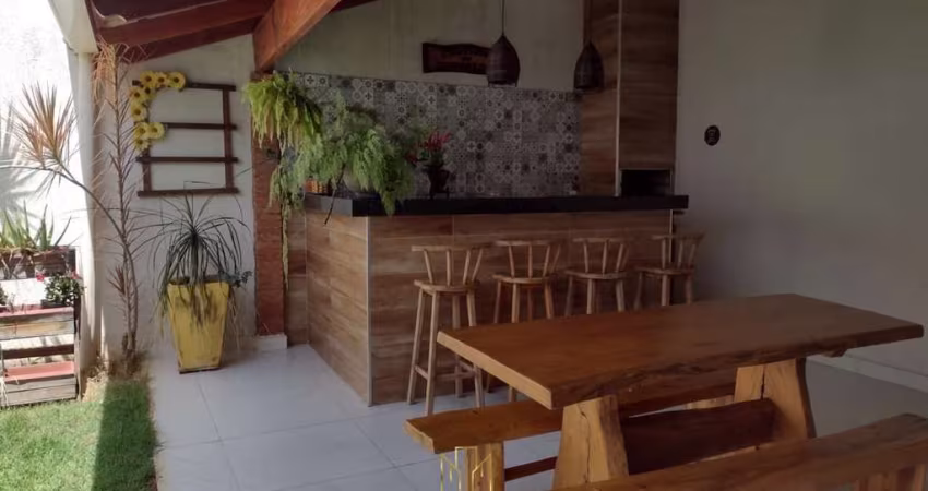 Casa à venda no bairro Martins em Uberlândia-MG: 3 quartos, 2 suítes, 3 banheiros, 2 vagas de garagem, 150m² de área.
