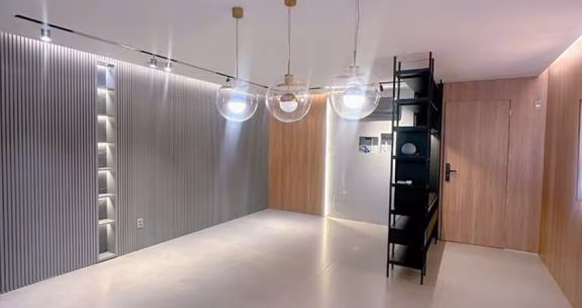 única! Apartamento à venda no charmoso bairro de Copacabana, com 93m2 de puro conforto e sofisticação.   Com duas vagas livres, sala em 2 ambientes, 3 quartos (sendo 1 suíte), lavabo, cozinha completa