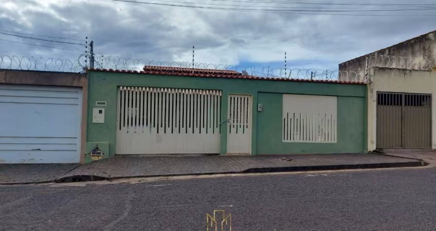 Imperdível: Casa à venda em Uberlândia-MG, Nossa Senhora das Graças, 3 quartos, 1 suíte, 2 salas, 2 banheiros, 3 vagas, 183m²!