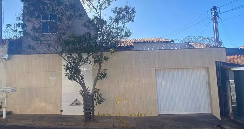 Espetacular casa à venda em Uberlândia-MG, bairro Luizote de Freitas: 3 quartos, 1 suíte, 1 sala, 1 banheiro, 1 vaga, 150m².