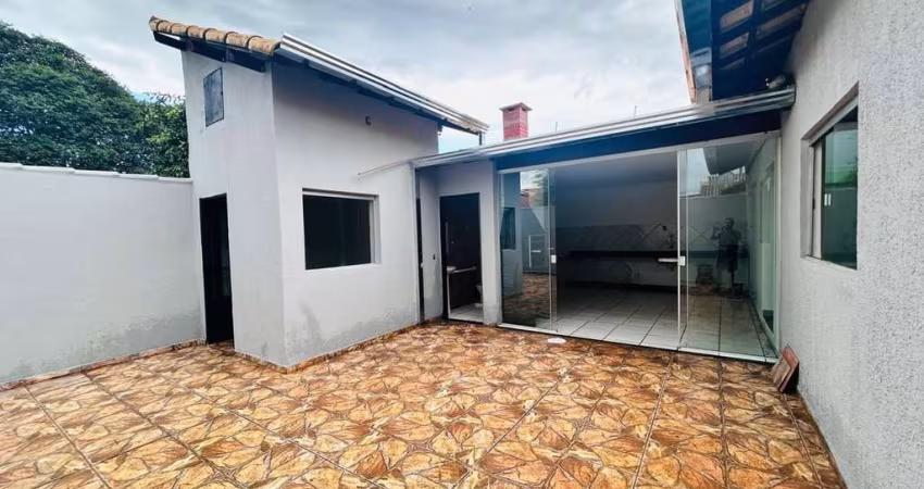 Oportunidade Imperdível: Casa à Venda em Uberlândia-MG, Bairro Santa Mônica - 3 Quartos, 1 Suíte, 2 Salas, 1 Banheiro, 3 Vagas, 154,08m².