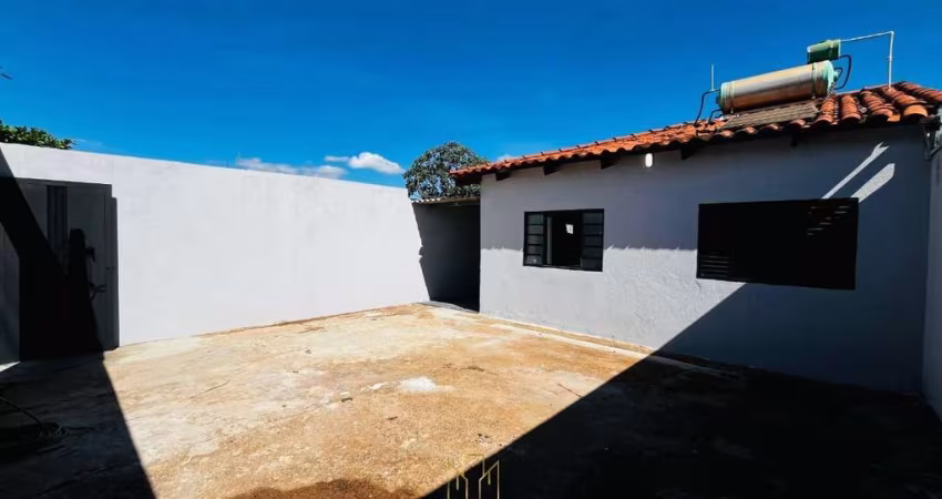 Casa à venda em Uberlândia-MG, no Shopping Park: 4 quartos, 1 sala, 1 banheiro e 3 vagas de garagem!
