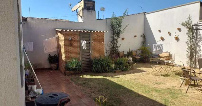Imperdível! Casa à venda em Uberlândia-MG, bairro São Jorge: 3 quartos, 1 suíte, 1 sala, 1 banheiro, 2 vagas de garagem, 111,00 m².