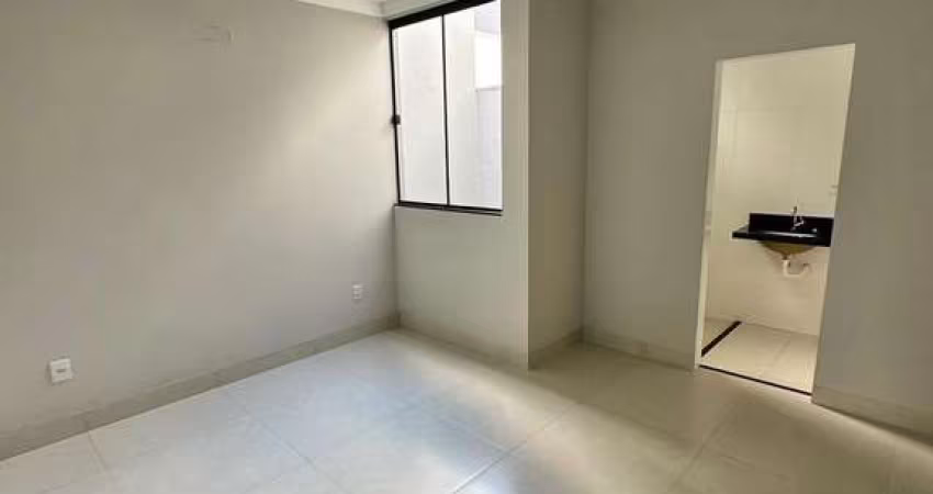Casa à venda em Uberlândia-MG: 2 quartos, 1 suíte, 1 sala, 1 banheiro, 3 vagas de garagem, 69m² no Shopping Park!