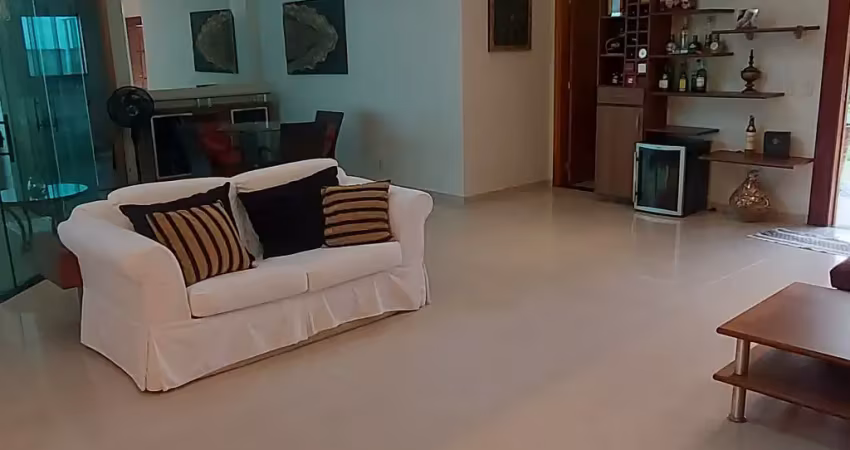 Linda Casa em Condomínio Fechado em Flores