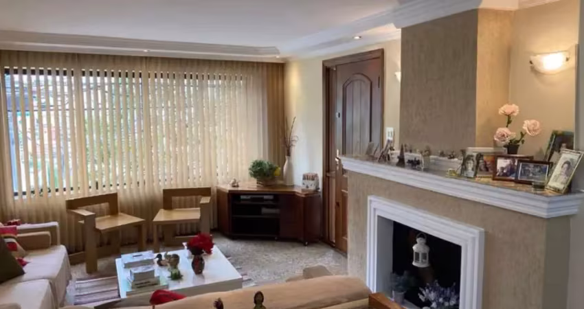 Casa com 2 Suítes + Sobrado Independente!