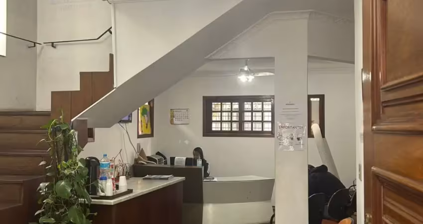 Casa comercial com 330 metros, anteriormente utilizada como escritório/clinica
