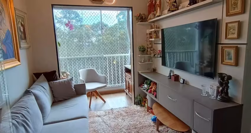 Apartamento com armários planejados e área de lazer completa
