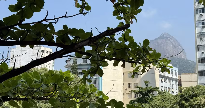 Apartamento 3 quartos pronto para morar no leblon com varanda e vaga de garagem.