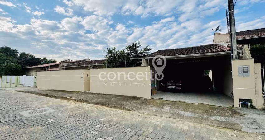 Casa com Piscina, 4 Dormitórios e 4 Vagas na Velha!