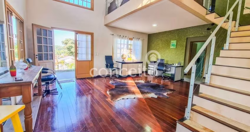 Casa com 3 Dormitórios e 2 Vagas na Itoupavazinha!