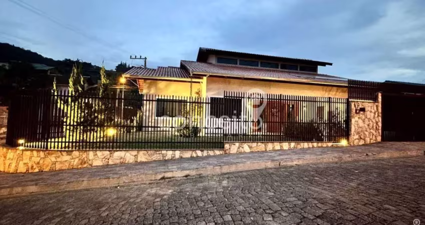 Casa Mobiliada 4 Dormitórios 4 Vagas no Garcia!