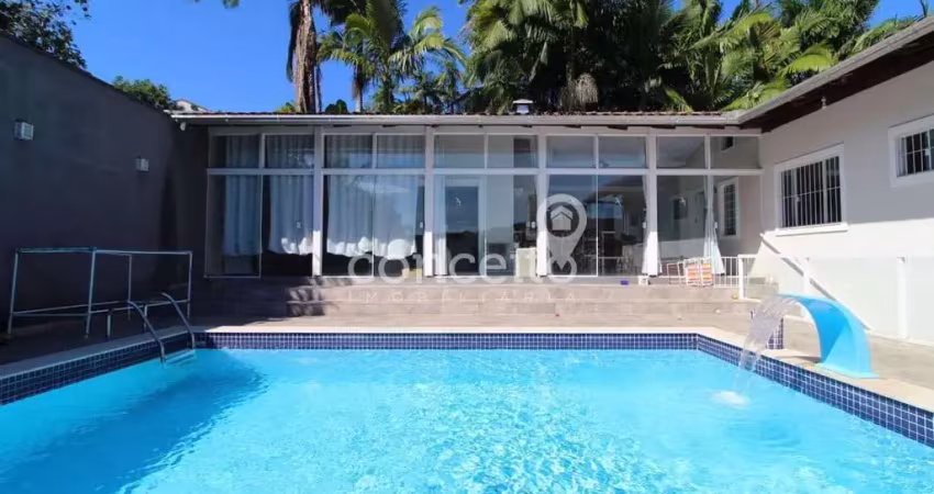 Casa semimobiliada com 3 dormitórios e piscina na velha!
